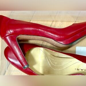 Tahari Elegant Red Women's Heels Size 8M